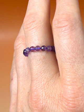AMETHYST - CRYSTAL STRETCH RING WITH FACETED BEADS Bracelet The Crystal Avenues