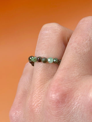 EMERALD - CRYSTAL STRETCH RING WITH FACETED BEADS Bracelet The Crystal Avenues