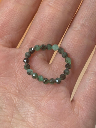 EMERALD - CRYSTAL STRETCH RING WITH FACETED BEADS Bracelet The Crystal Avenues