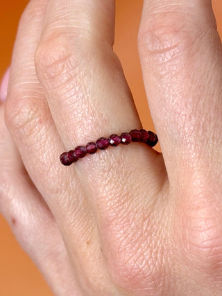 GARNET - CRYSTAL STRETCH RING WITH FACETED BEADS Bracelet The Crystal Avenues