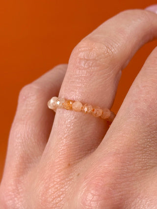 SUNSTONE - CRYSTAL STRETCH RING WITH FACETED BEADS Bracelet The Crystal Avenues