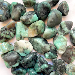 EMERALD TUMBLE STONE tumble stone The Crystal Avenues