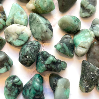 EMERALD TUMBLE STONE tumble stone The Crystal Avenues