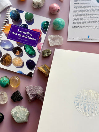 24 DAY CRYSTAL CALENDAR + BOOK 2026 The Crystal Avenues 