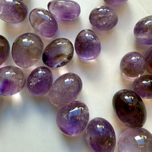 Indlæs billede til gallerivisning AMETHYST TUMBLE STONE - EXTRA HIGH QUALITY Tumble stone The Crystal Avenues 
