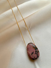 Indlæs billede til gallerivisning CRYSTAL NECKLACE - RHODONITE Necklace The Crystal Avenues 
