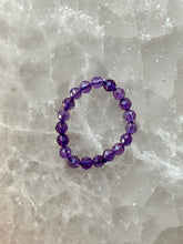 Indlæs billede til gallerivisning CRYSTAL STRETCH RINGS WITH FACETED BEADS Bracelet The Crystal Avenues Amethyst - Medium: 6 cm 
