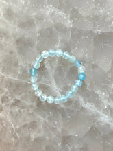 Indlæs billede til gallerivisning CRYSTAL STRETCH RINGS WITH FACETED BEADS Bracelet The Crystal Avenues Aquamarine - Medium: 6 cm 
