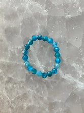 Indlæs billede til gallerivisning CRYSTAL STRETCH RINGS WITH FACETED BEADS Bracelet The Crystal Avenues Blue Apatite - Medium: 6 cm 
