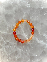 Indlæs billede til gallerivisning CRYSTAL STRETCH RINGS WITH FACETED BEADS Bracelet The Crystal Avenues Carnelian - Medium: 6 cm 
