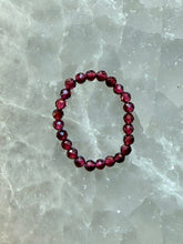 Indlæs billede til gallerivisning CRYSTAL STRETCH RINGS WITH FACETED BEADS Bracelet The Crystal Avenues Garnet - Medium: 6 cm 
