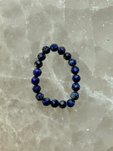 Indlæs billede til gallerivisning CRYSTAL STRETCH RINGS WITH FACETED BEADS Bracelet The Crystal Avenues Lapis Lazuli - Medium: 6 cm 
