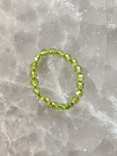 Indlæs billede til gallerivisning CRYSTAL STRETCH RINGS WITH FACETED BEADS Bracelet The Crystal Avenues Peridot - Medium: 6 cm 
