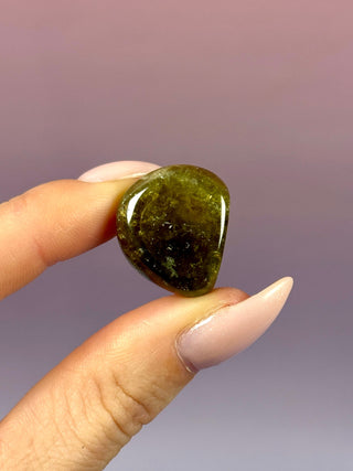 GREEN GARNET (4) Tumble Stone The Crystal Avenues 