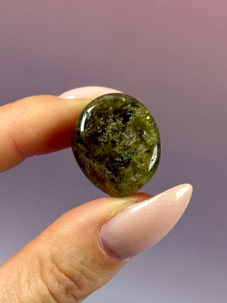 GREEN GARNET (6) Tumble Stone The Crystal Avenues 