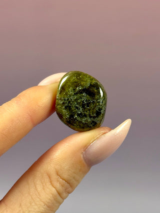 GREEN GARNET (7) Tumble Stone The Crystal Avenues 