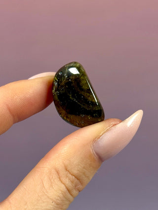 GREEN GARNET (8) Tumble Stone The Crystal Avenues 