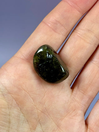 GREEN GARNET (8) Tumble Stone The Crystal Avenues 