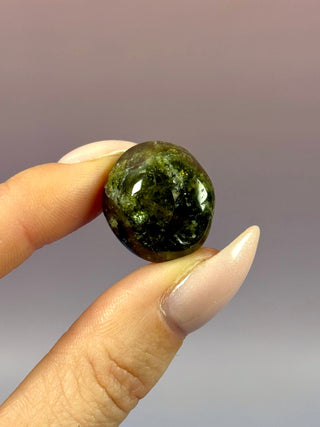 GREEN GARNET (9) Tumble Stone The Crystal Avenues 