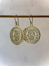 Indlæs billede til gallerivisning HAMSA BRASS EARRINGS - MEDIUM The Crystal Avenues 
