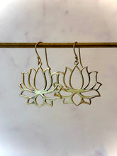 Indlæs billede til gallerivisning LOTUS FLOWER BRASS EARRINGS - MEDIUM The Crystal Avenues 
