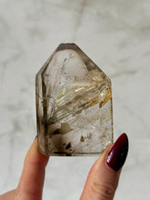 Indlæs billede til gallerivisning MAGIC TOWER - Smokey Phantom Quartz w. Golden Healer (5) Druze The Crystal Avenues 
