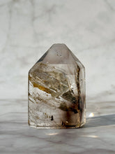 Indlæs billede til gallerivisning MAGIC TOWER - Smokey Phantom Quartz w. Golden Healer (5) Druze The Crystal Avenues 
