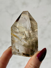 Indlæs billede til gallerivisning MAGIC TOWER - Smokey Phantom Quartz w. Golden Healer (5) Druze The Crystal Avenues 
