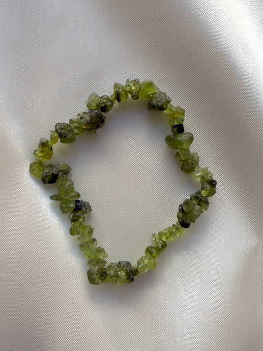 NATURAL PERIDOT CHIP BRACELET Bracelet The Crystal Avenues 