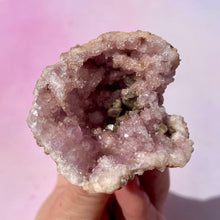 Indlæs billede til gallerivisning PINK AMETHYST GEODE (6) Druze The Crystal Avenues 
