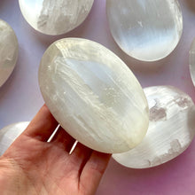 Indlæs billede til gallerivisning SELENITE PALM STONE XL Palmstone The Crystal Avenues 
