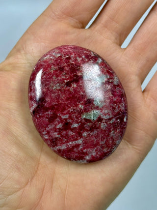 THULITE PALM STONE (1) tumble stone The Crystal Avenues 
