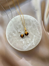 Indlæs billede til gallerivisning TIGERS EYE ROUND PENDANT The Crystal Avenues 
