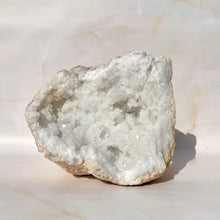 Indlæs billede til gallerivisning WHITE QUARTZ HALF GEODE XL - 4.4KG (2) The Crystal Avenues 
