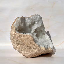 Indlæs billede til gallerivisning WHITE QUARTZ HALF GEODE XL - 4.4KG (2) The Crystal Avenues 
