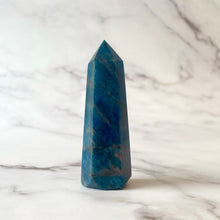 Indlæs billede til gallerivisning BLUE APATITE TOWER (3) tumble stone The Crystal Avenues 

