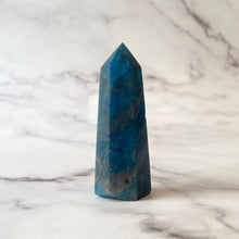 Indlæs billede til gallerivisning BLUE APATITE TOWER (3) tumble stone The Crystal Avenues 
