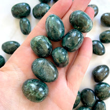 Indlæs billede til gallerivisning GREEN APATITE TUMBLE STONE tumble stone The Crystal Avenues 
