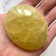 Indlæs billede til gallerivisning LEMON CALCITE PALM STONE (2) Palmstone The Crystal Avenues 
