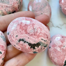 Indlæs billede til gallerivisning PERUVIAN RHODONITE PALM STONE tumble stone The Crystal Avenues 
