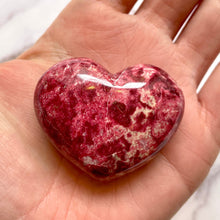 Indlæs billede til gallerivisning THULITE HEART (1) tumble stone The Crystal Avenues 
